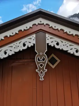 Dach-Element aus Holz mit weißer dekorativer Malerei