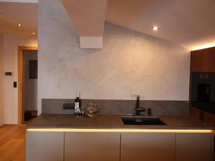 Blick auf die Küche mit moderner Wandgestaltung und Ausstattung