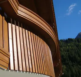 Holzanstrich am Balkon von aussen