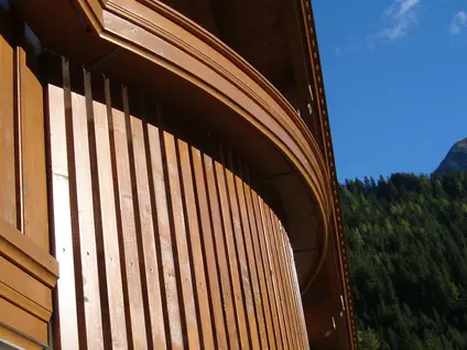 Holzanstrich am Balkon von aussen