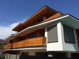Aussenansicht moderne Fassade mit Holz 