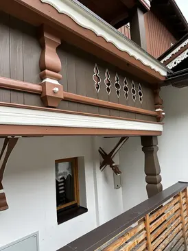 Balkon mit dekorativer Malerei