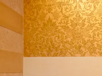 Blick auf die Wand mit Blattgold und Verzierungen